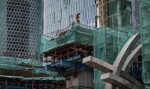 Pekerja menggarap pembangunan proyek infrastuktur di kawasan Kuningan, Jakarta, Jumat (3/4/2020).